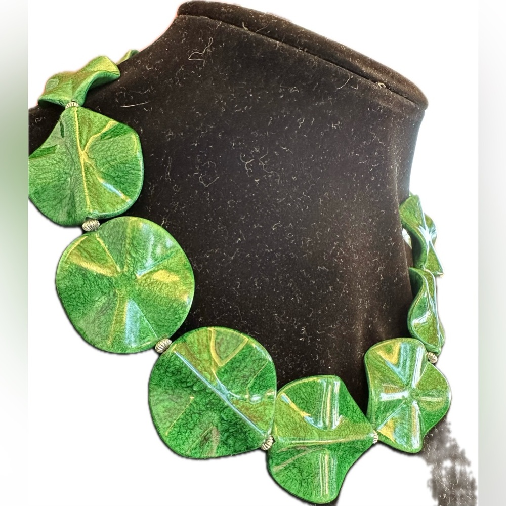 Nine West Vibrant Green lotus leaves Necklace 22” - Picture 3 of 8